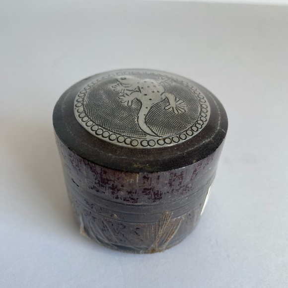 Vtg Round Wood Trinket Pill Box Hand Tooled Embossed With Metal Lizard‎ on Lid - Picture 2 of 7
